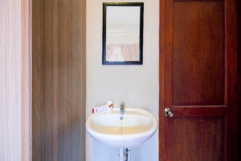 Oyo 1195 The Doctor'S Guest House Syariah Kejayan Екстер'єр фото
